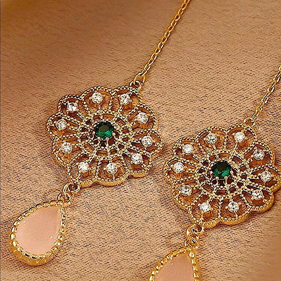 GOLD EMERALD GREEN WATER DROP EARRINGS - Picture 3 of 4